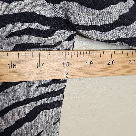 Garnet Hill Cashmere Silk Blend Black Gray Zebra Stripe Pattern Sweater Small - Picture 6 of 6